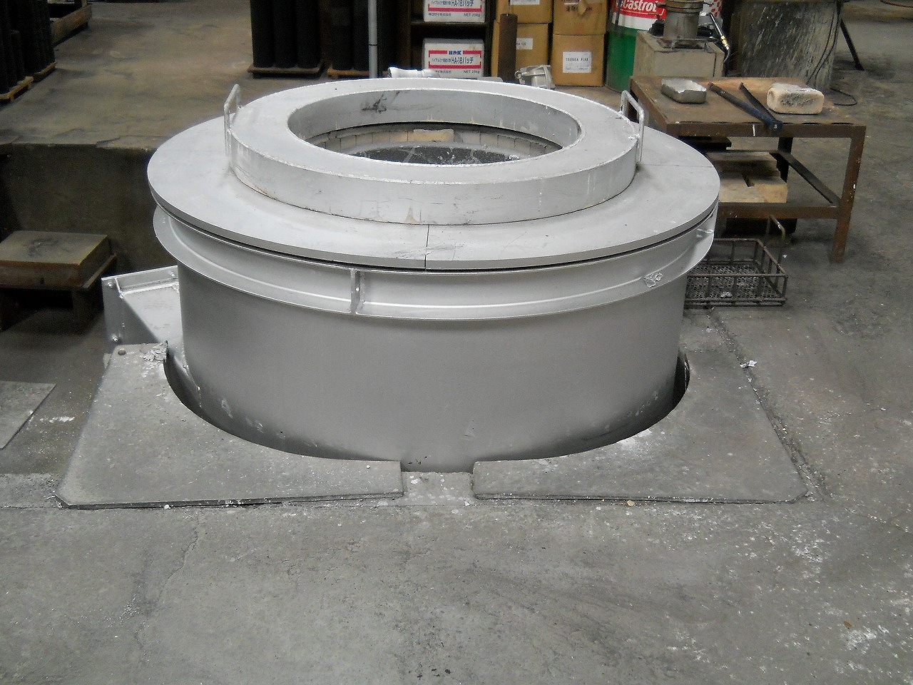 ガス炉にて溶解中