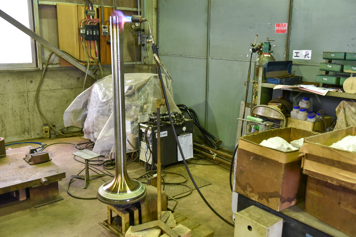 弁棒頭部盛金、予熱